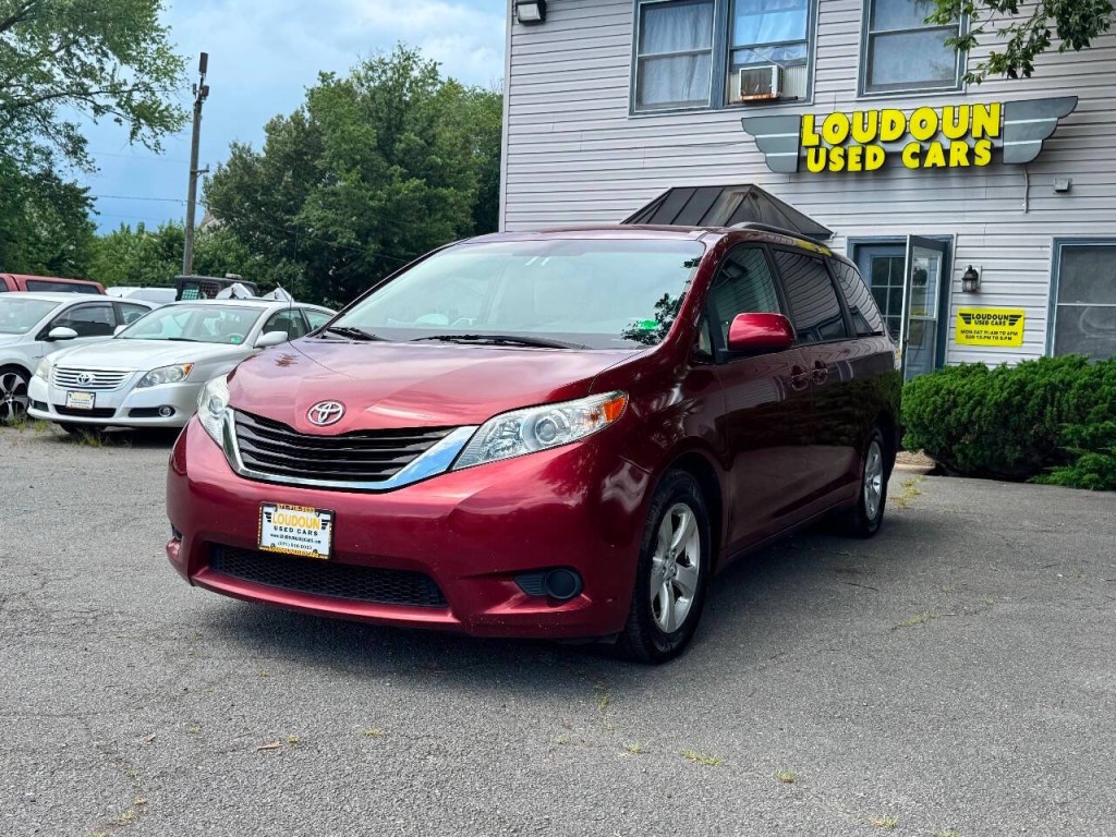 2012 Toyota Sienna Image 1