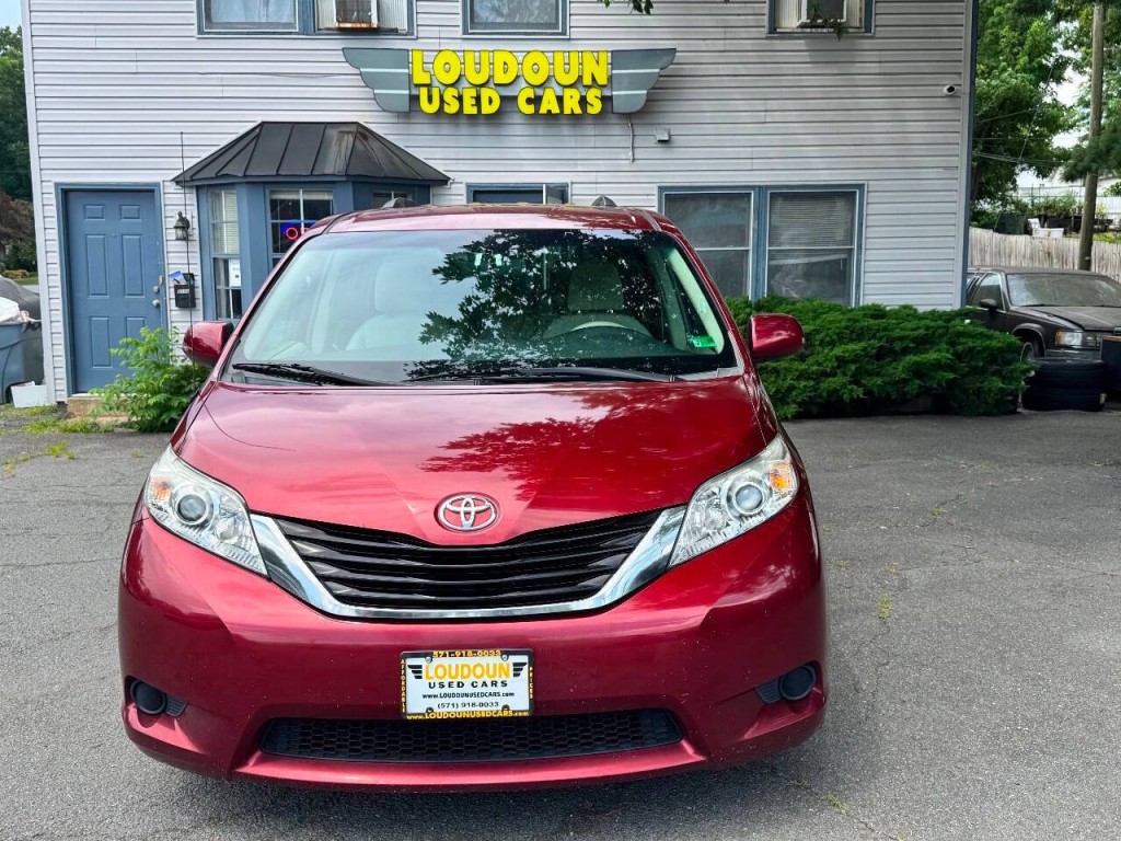 2012 Toyota Sienna Image 2