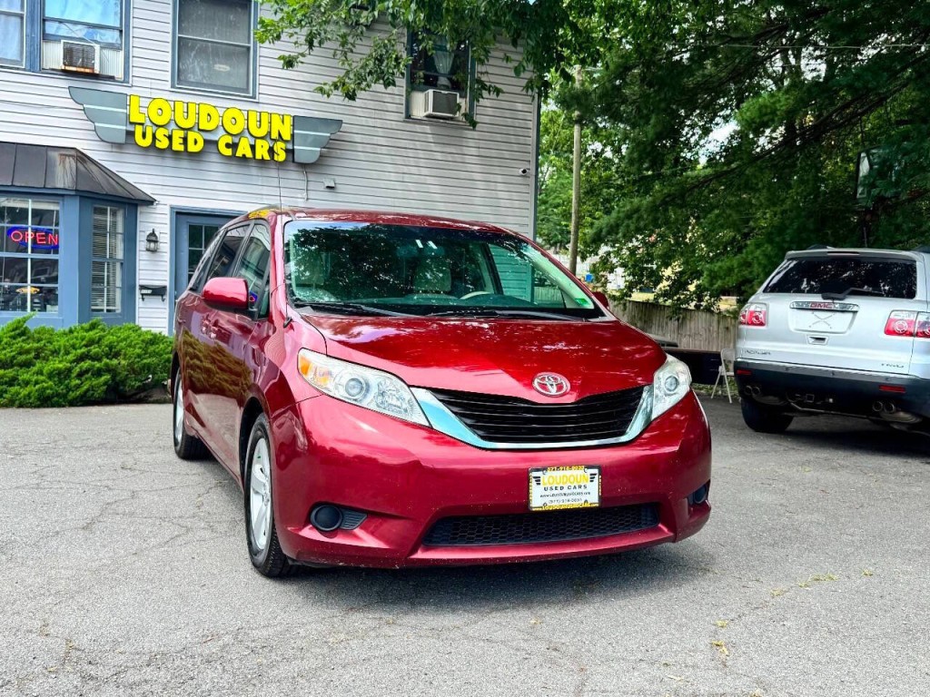 2012 Toyota Sienna Image 3