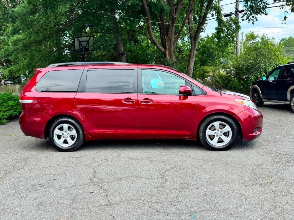 2012 Toyota Sienna Image 4