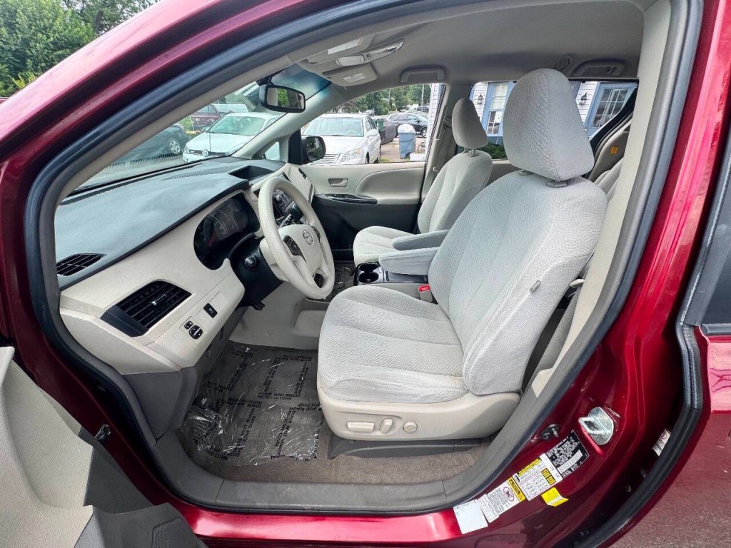 2012 Toyota Sienna Image 8