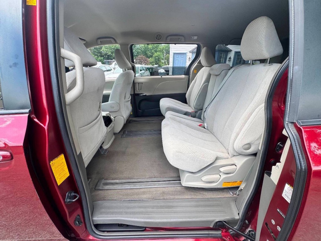 2012 Toyota Sienna Image 9