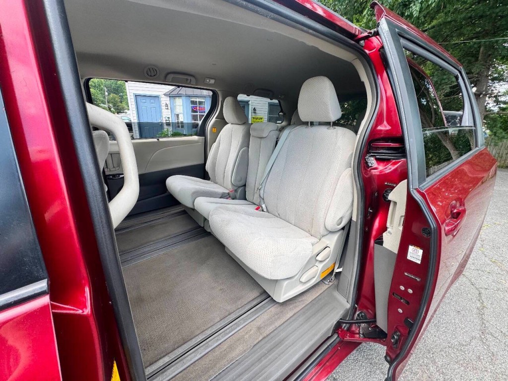2012 Toyota Sienna Image 10