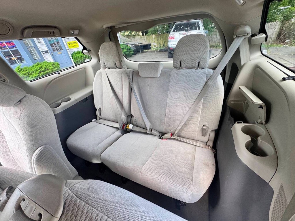 2012 Toyota Sienna Image 11