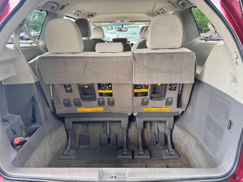 2012 Toyota Sienna Image 12