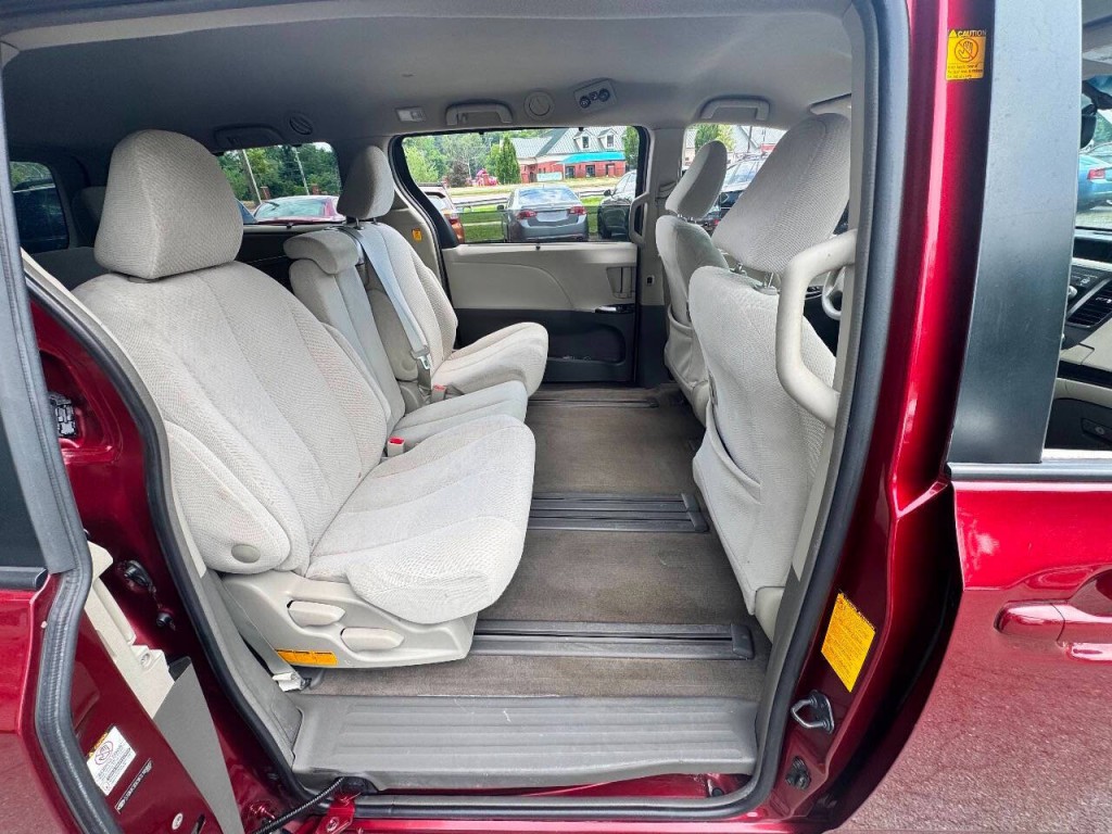 2012 Toyota Sienna Image 13