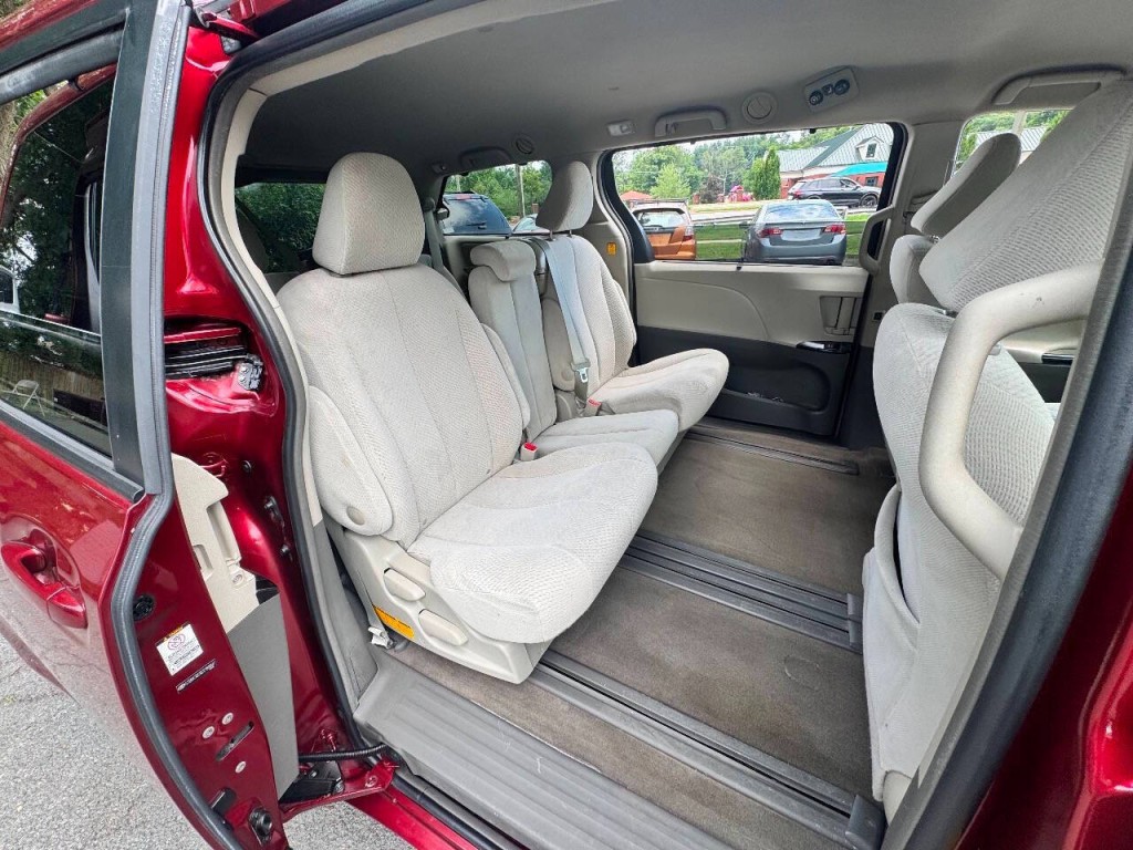 2012 Toyota Sienna Image 14