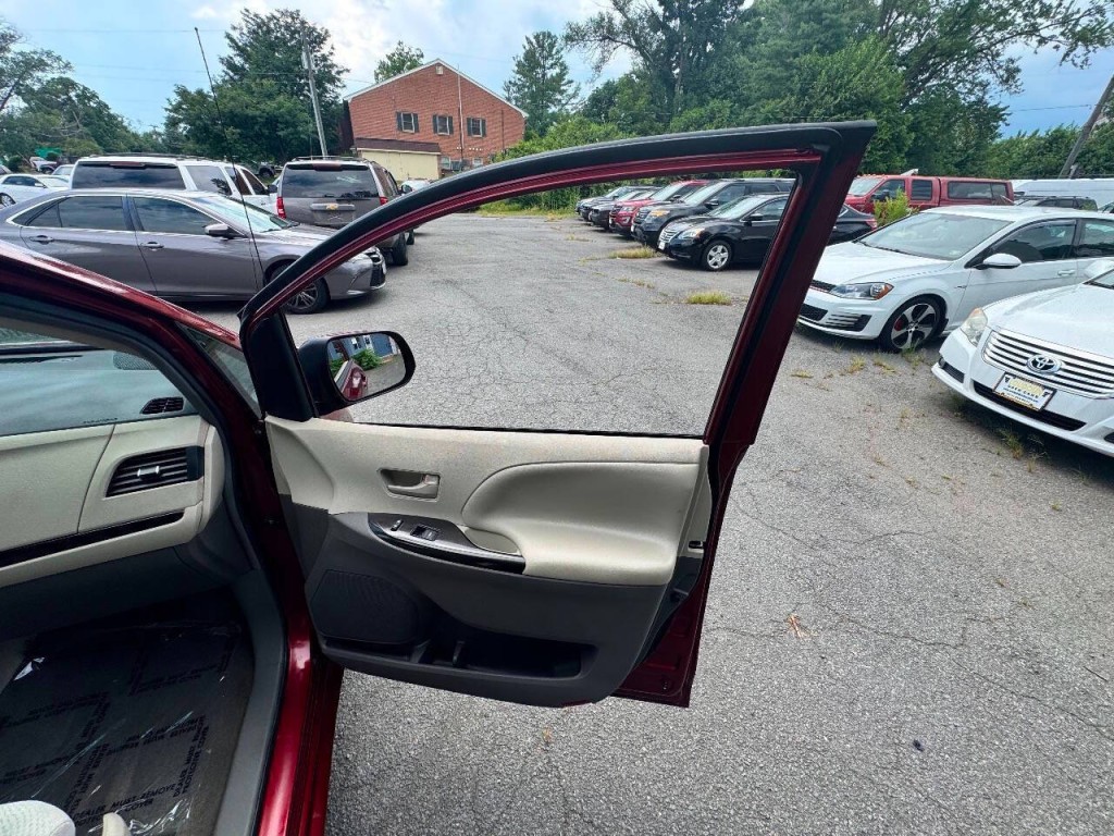 2012 Toyota Sienna Image 15