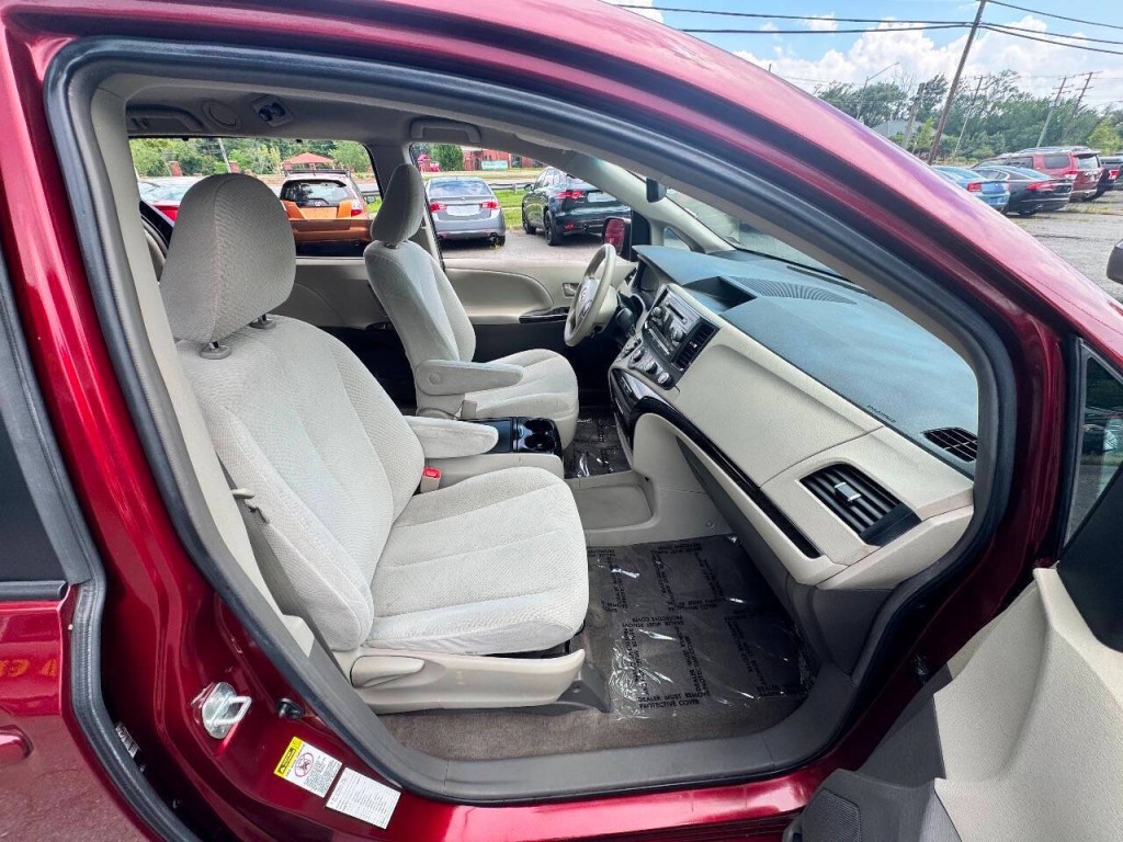 2012 Toyota Sienna Image 16
