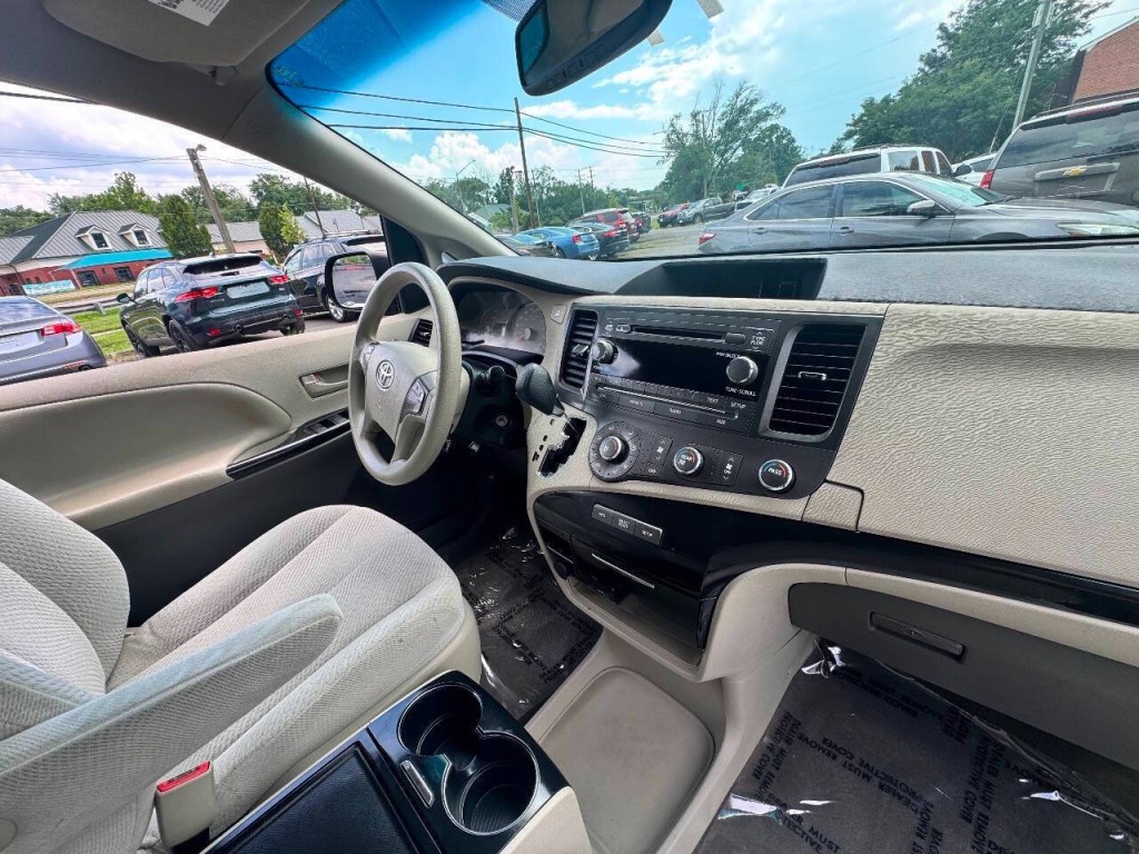 2012 Toyota Sienna Image 17