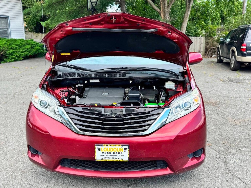 2012 Toyota Sienna Image 18