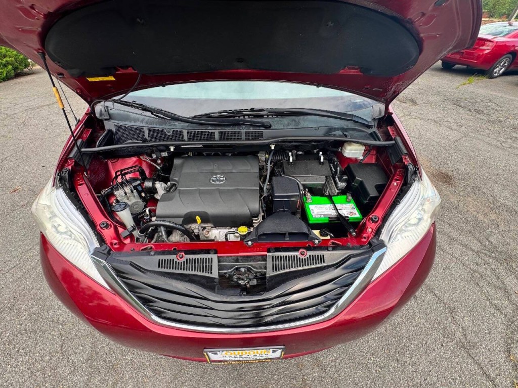 2012 Toyota Sienna Image 19