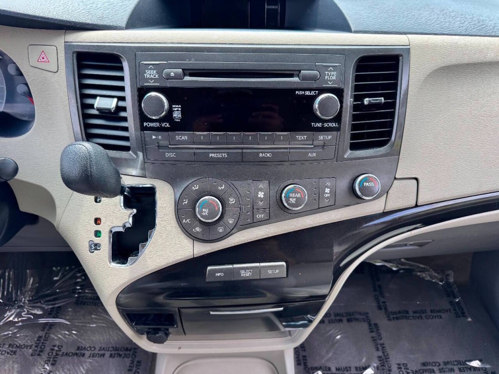 2012 Toyota Sienna Image 21