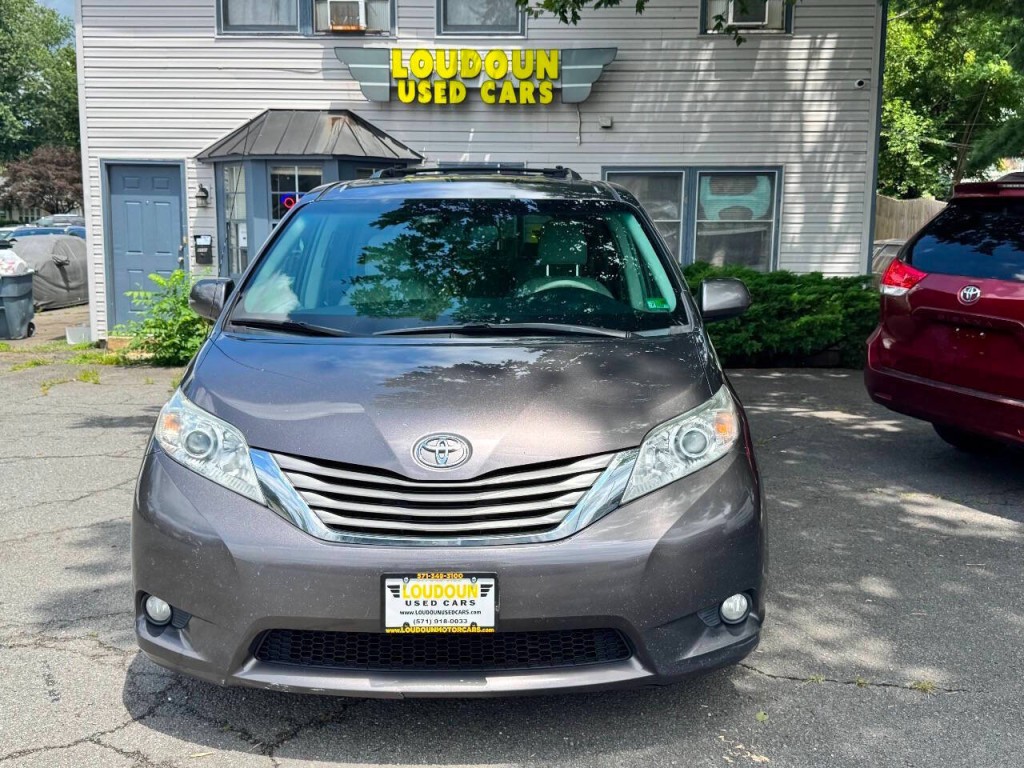 2012 Toyota Sienna Image 2