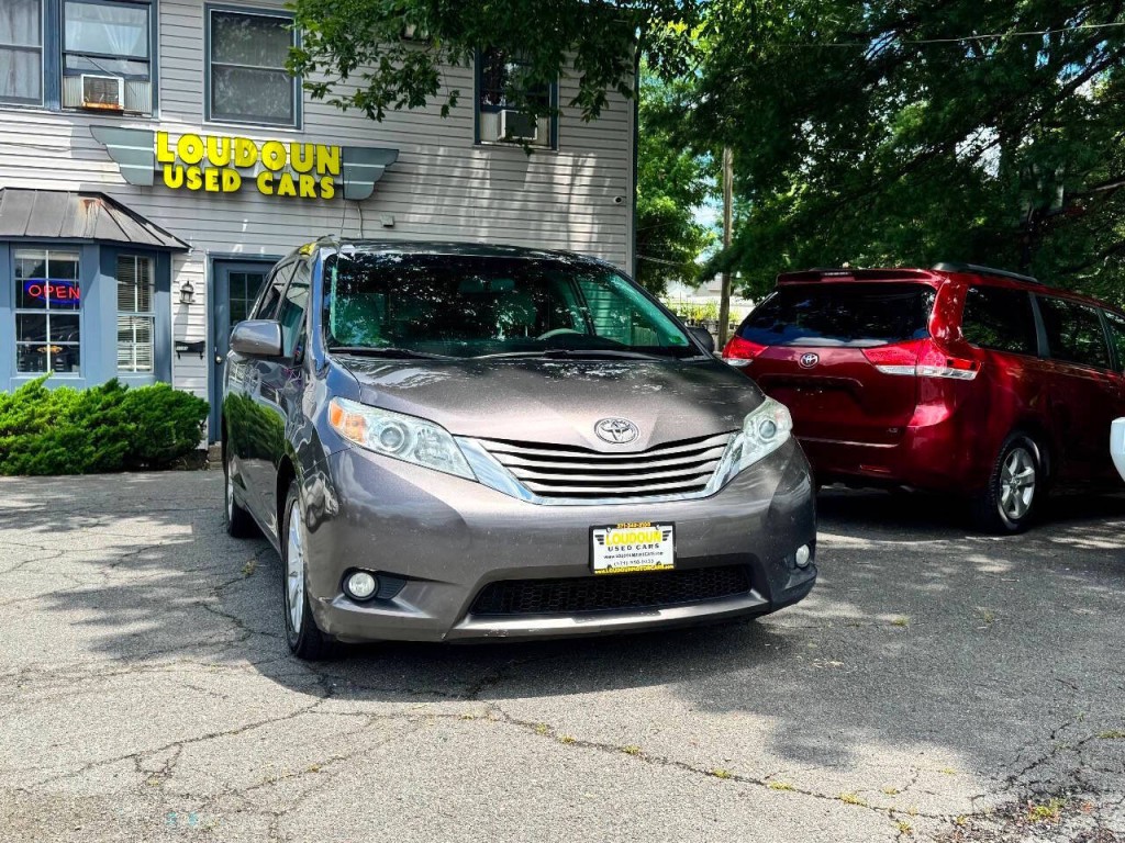 2012 Toyota Sienna Image 3
