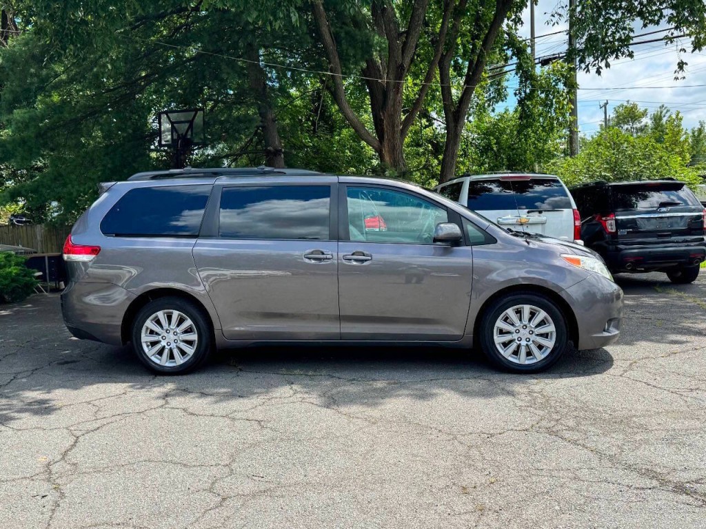 2012 Toyota Sienna Image 4
