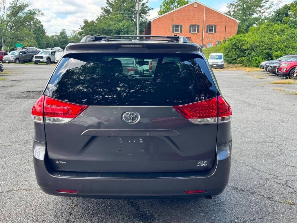 2012 Toyota Sienna Image 5