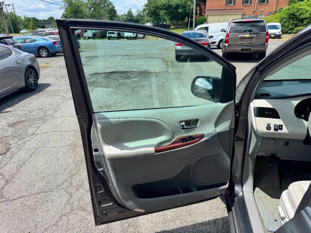 2012 Toyota Sienna Image 7