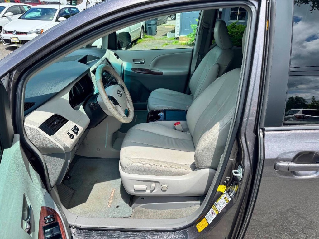 2012 Toyota Sienna Image 8