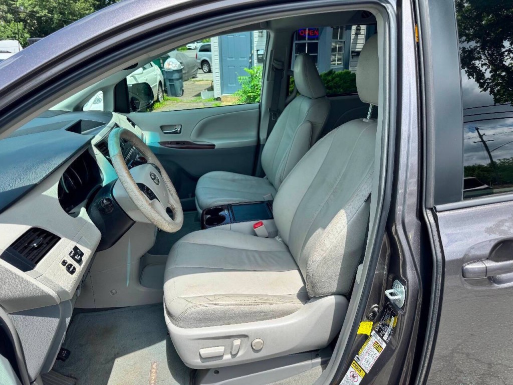 2012 Toyota Sienna Image 9