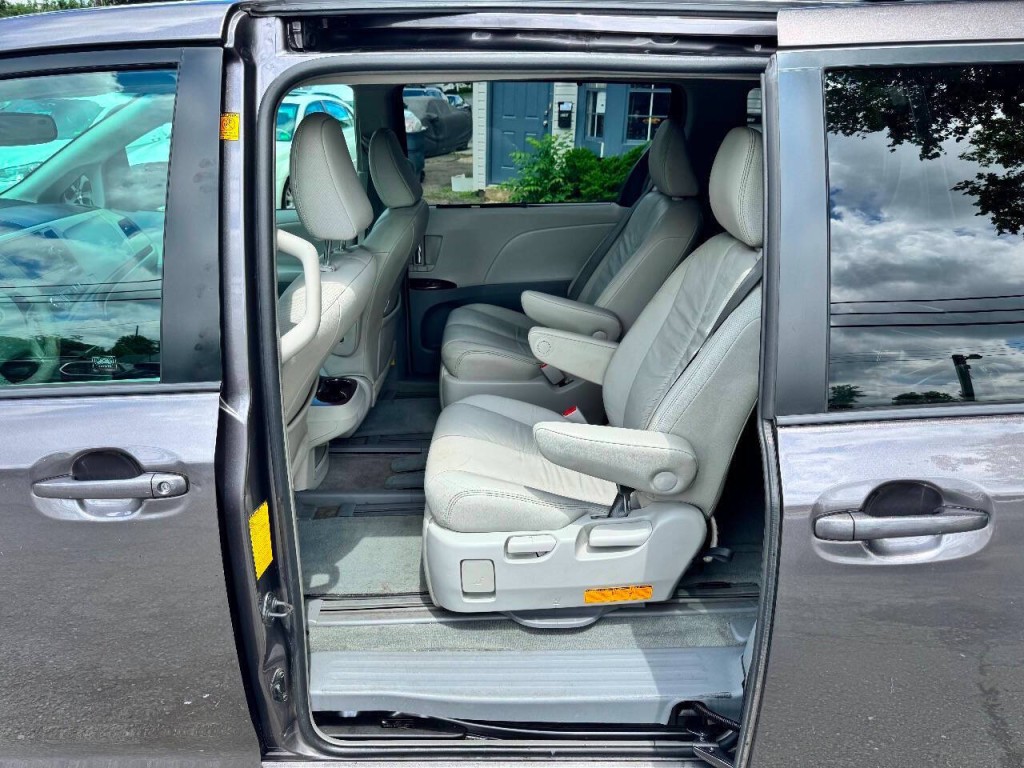 2012 Toyota Sienna Image 10