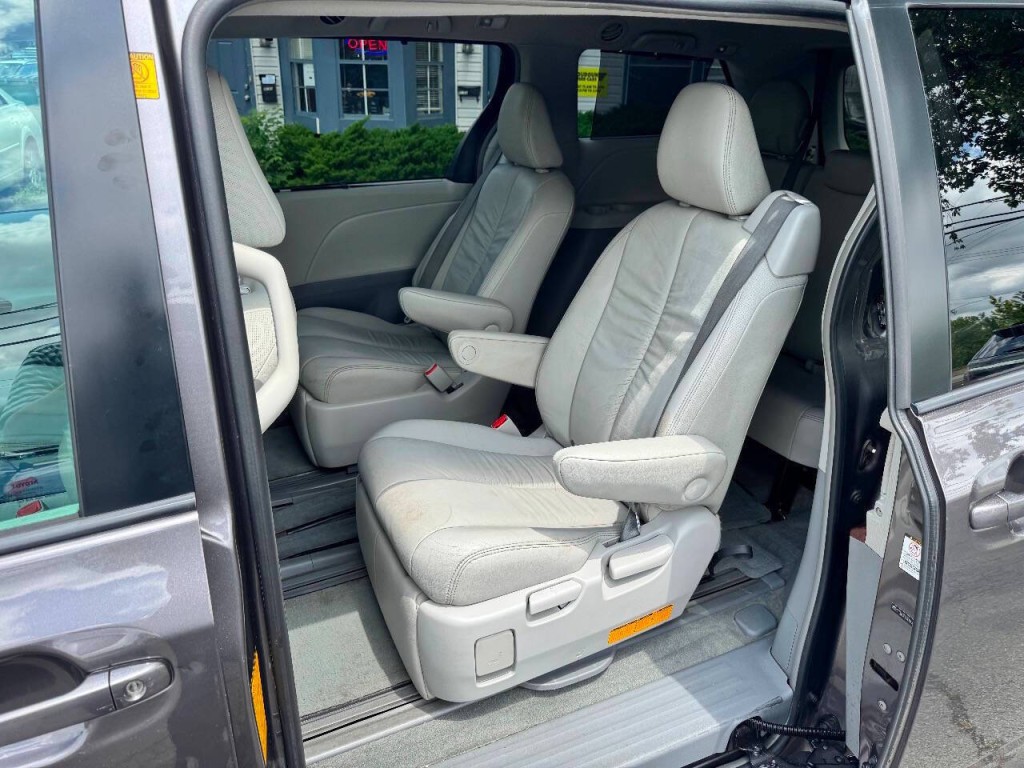 2012 Toyota Sienna Image 11
