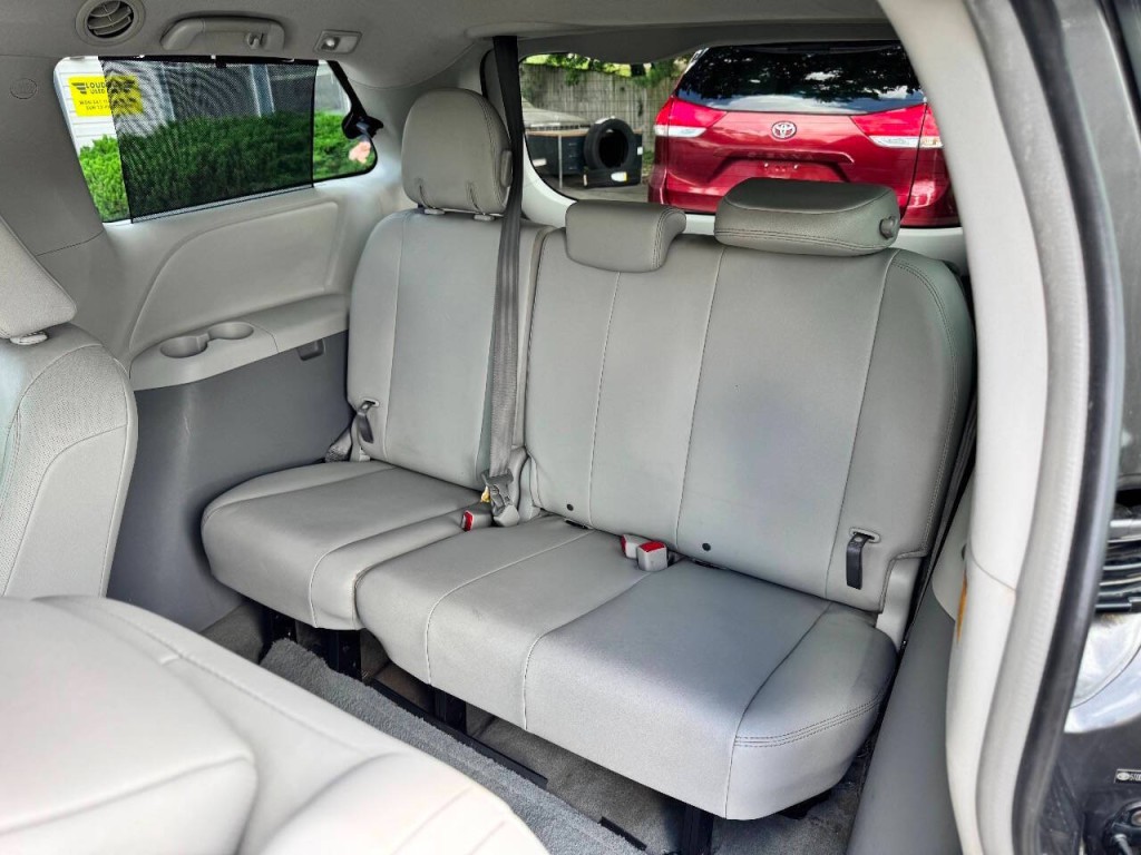 2012 Toyota Sienna Image 12