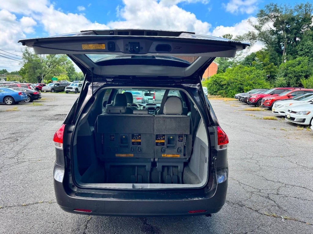 2012 Toyota Sienna Image 13