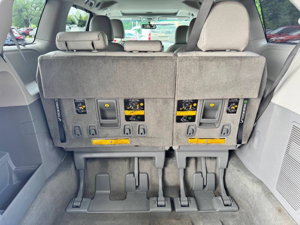 2012 Toyota Sienna Image 14