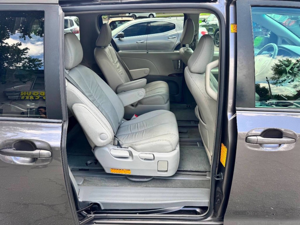 2012 Toyota Sienna Image 16