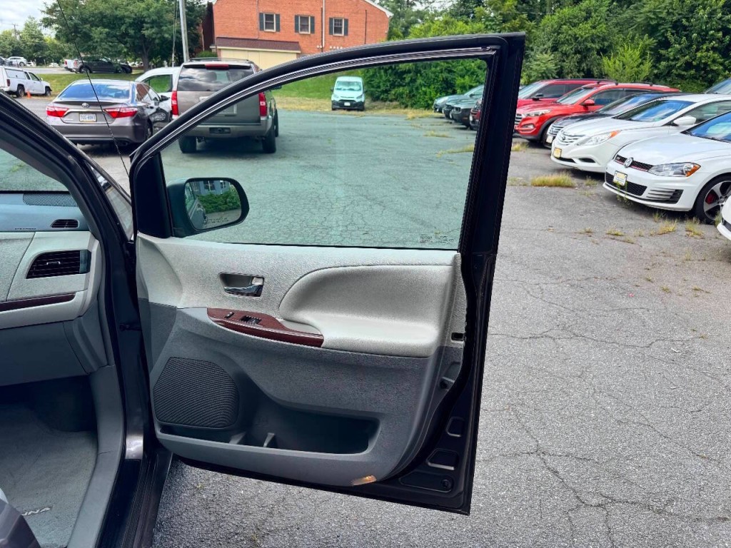 2012 Toyota Sienna Image 17