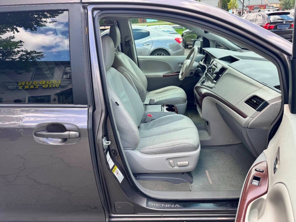 2012 Toyota Sienna Image 18