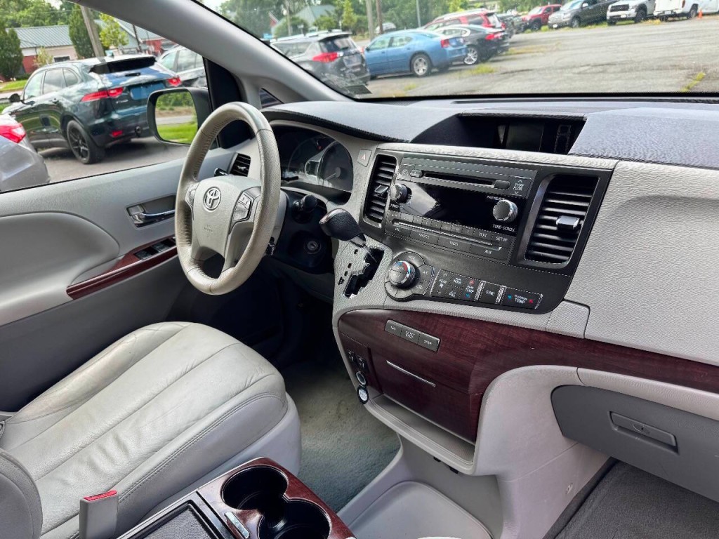 2012 Toyota Sienna Image 19