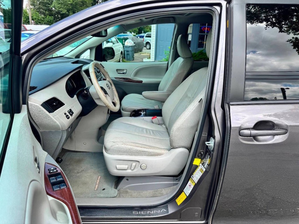 2012 Toyota Sienna Image 20