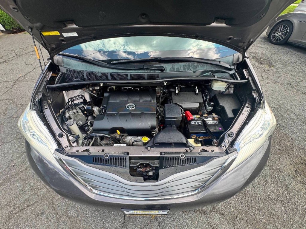 2012 Toyota Sienna Image 23