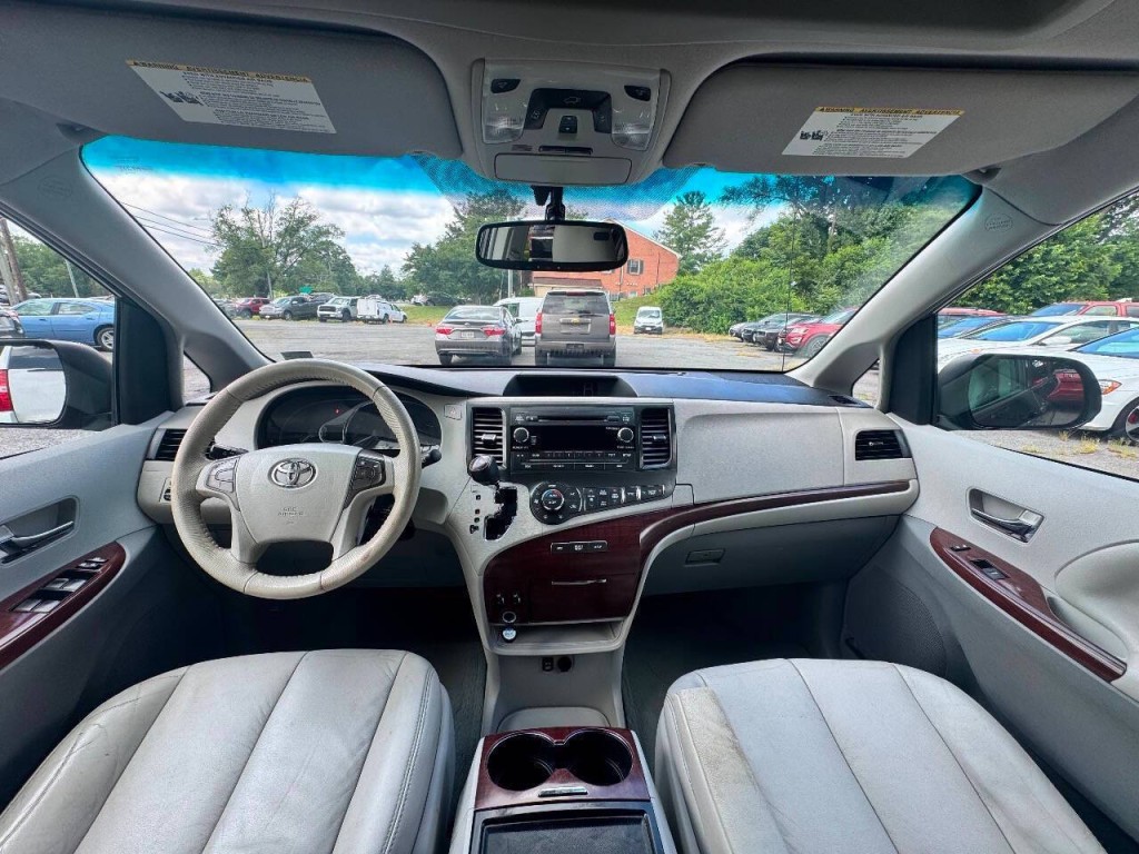 2012 Toyota Sienna Image 24