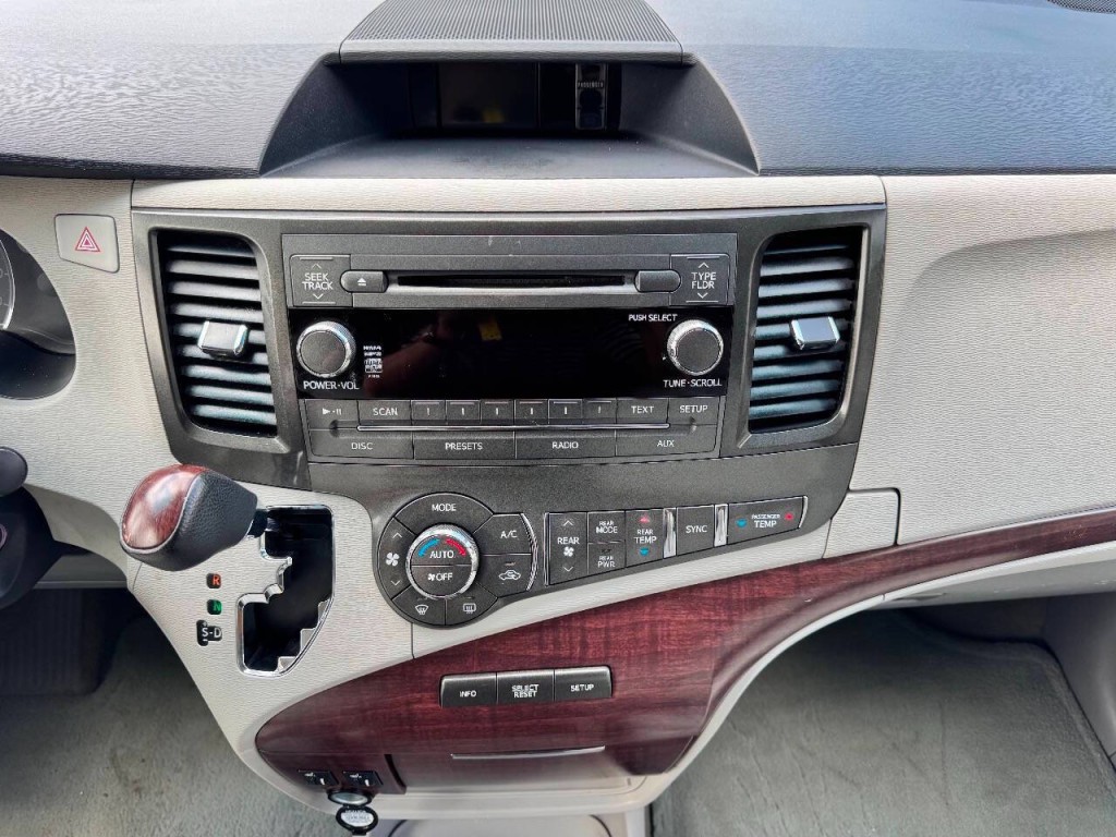 2012 Toyota Sienna Image 26