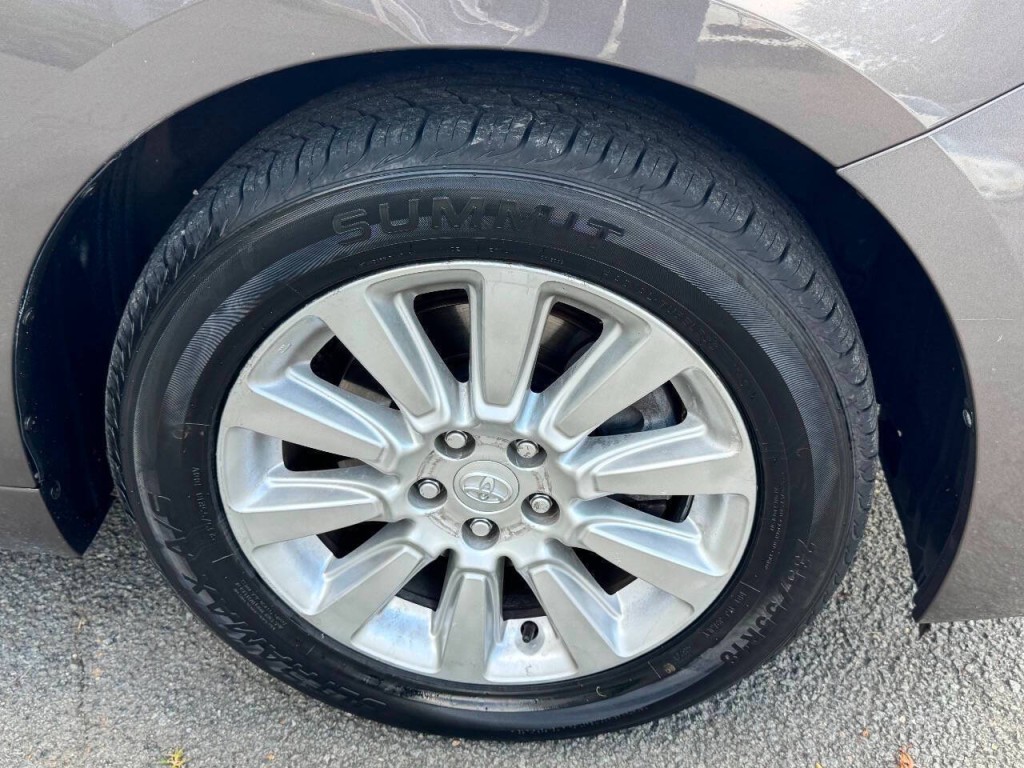 2012 Toyota Sienna Image 32