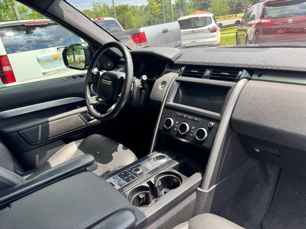 2020 Land Rover Discovery Image 17