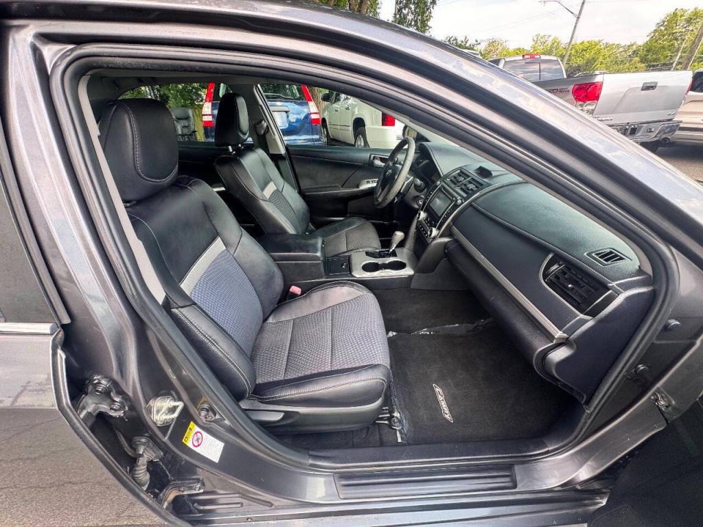 2013 Toyota Camry Image 15