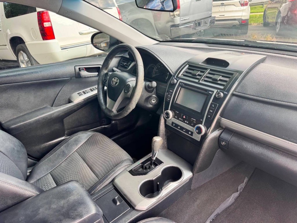 2013 Toyota Camry Image 16