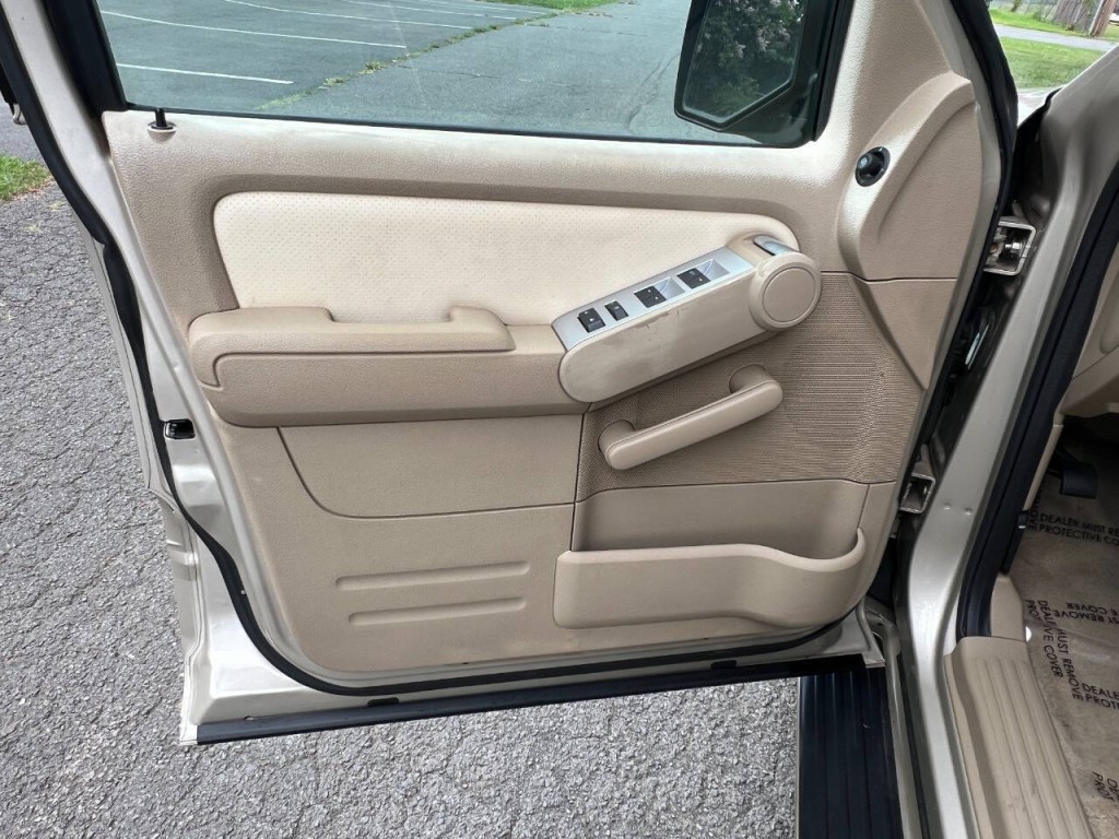2007 Mercury Mountaineer Image 8