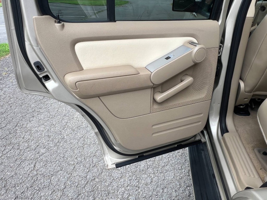 2007 Mercury Mountaineer Image 10
