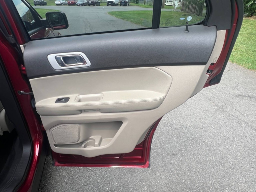 2015 Ford Explorer Image 16