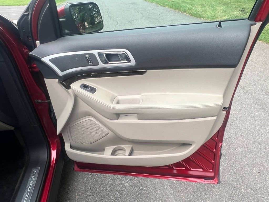 2015 Ford Explorer Image 18