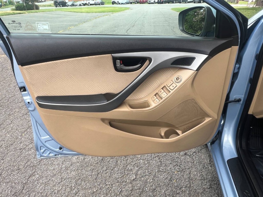 2012 Hyundai Elantra Image 8