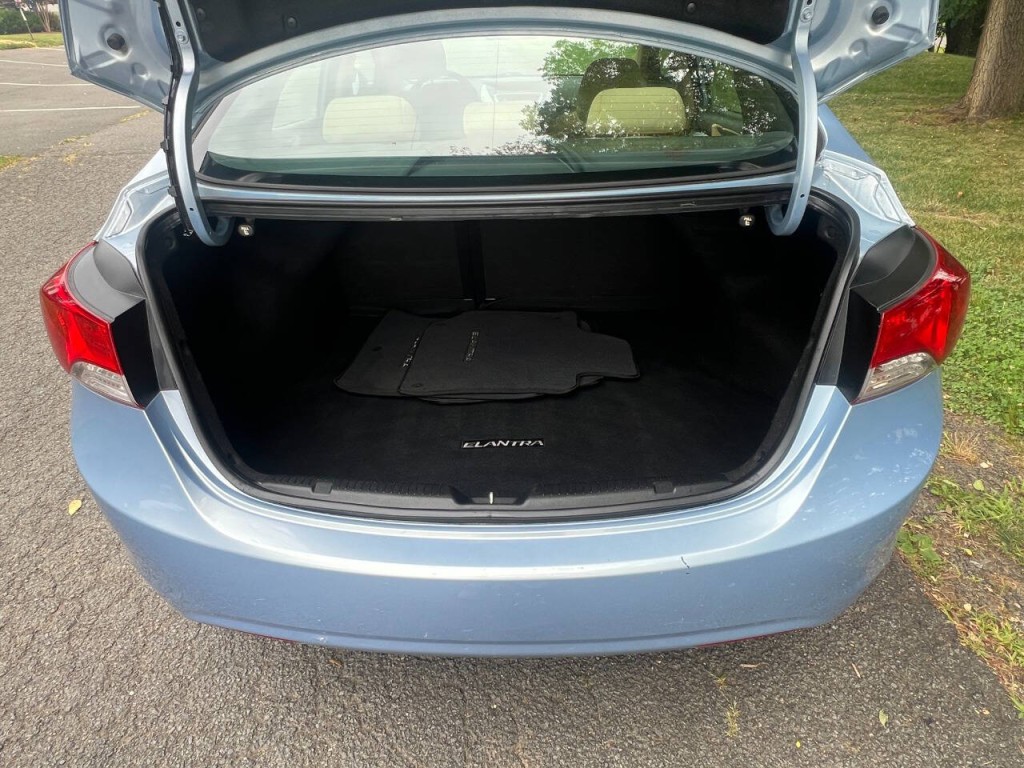 2012 Hyundai Elantra Image 12