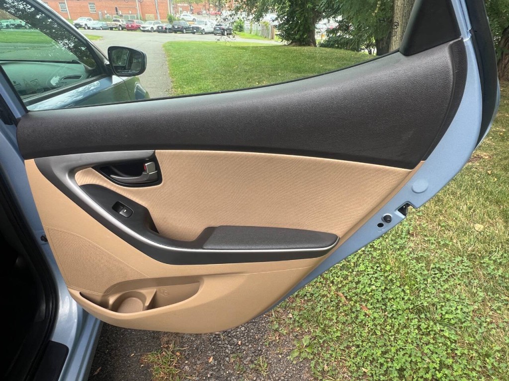 2012 Hyundai Elantra Image 13