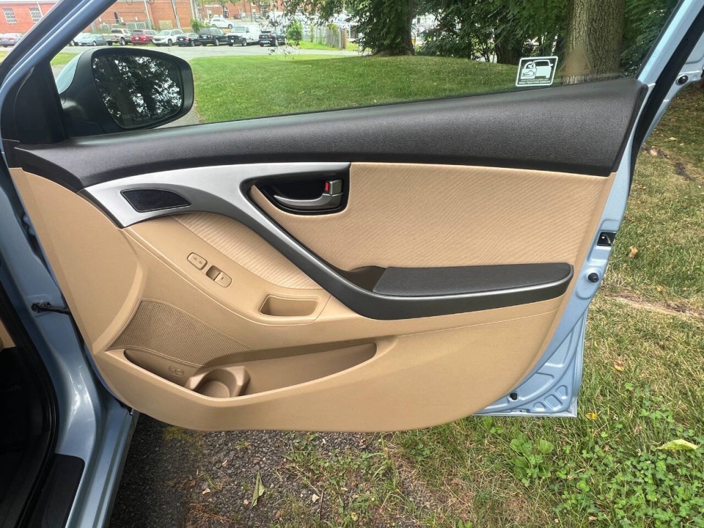 2012 Hyundai Elantra Image 15