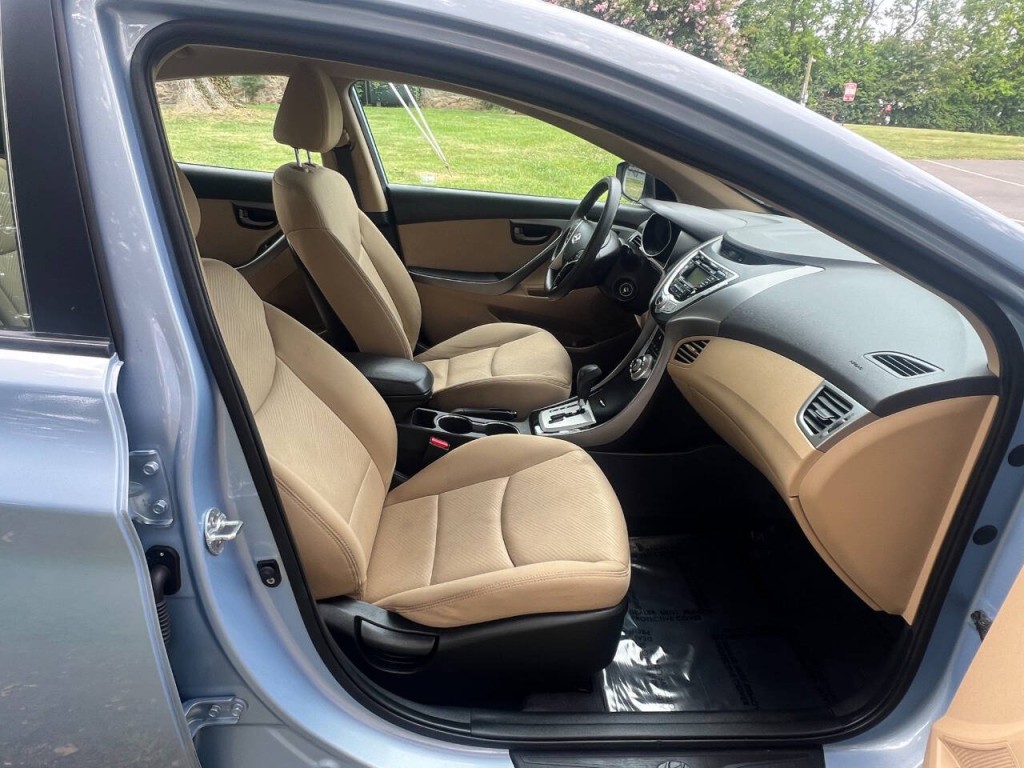 2012 Hyundai Elantra Image 16